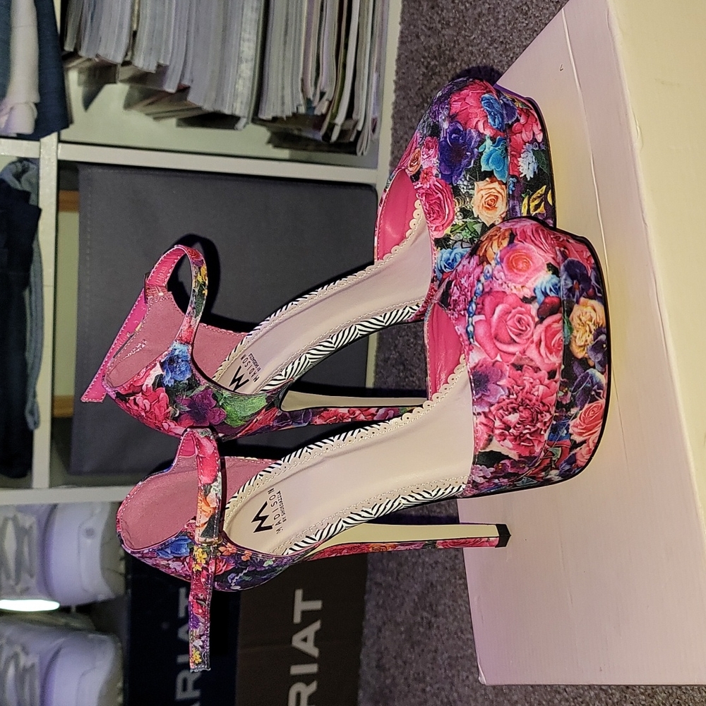 Floral print heels!